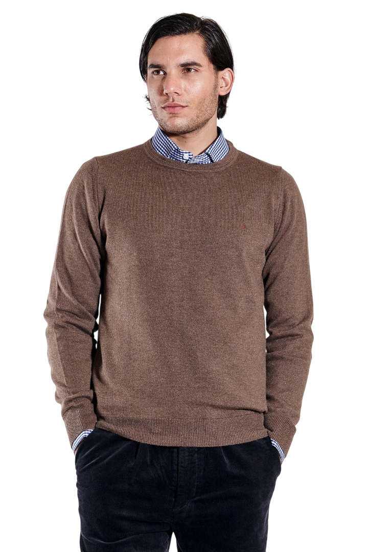 Sweater liso escote redondo con codera de gamuza lana liviana