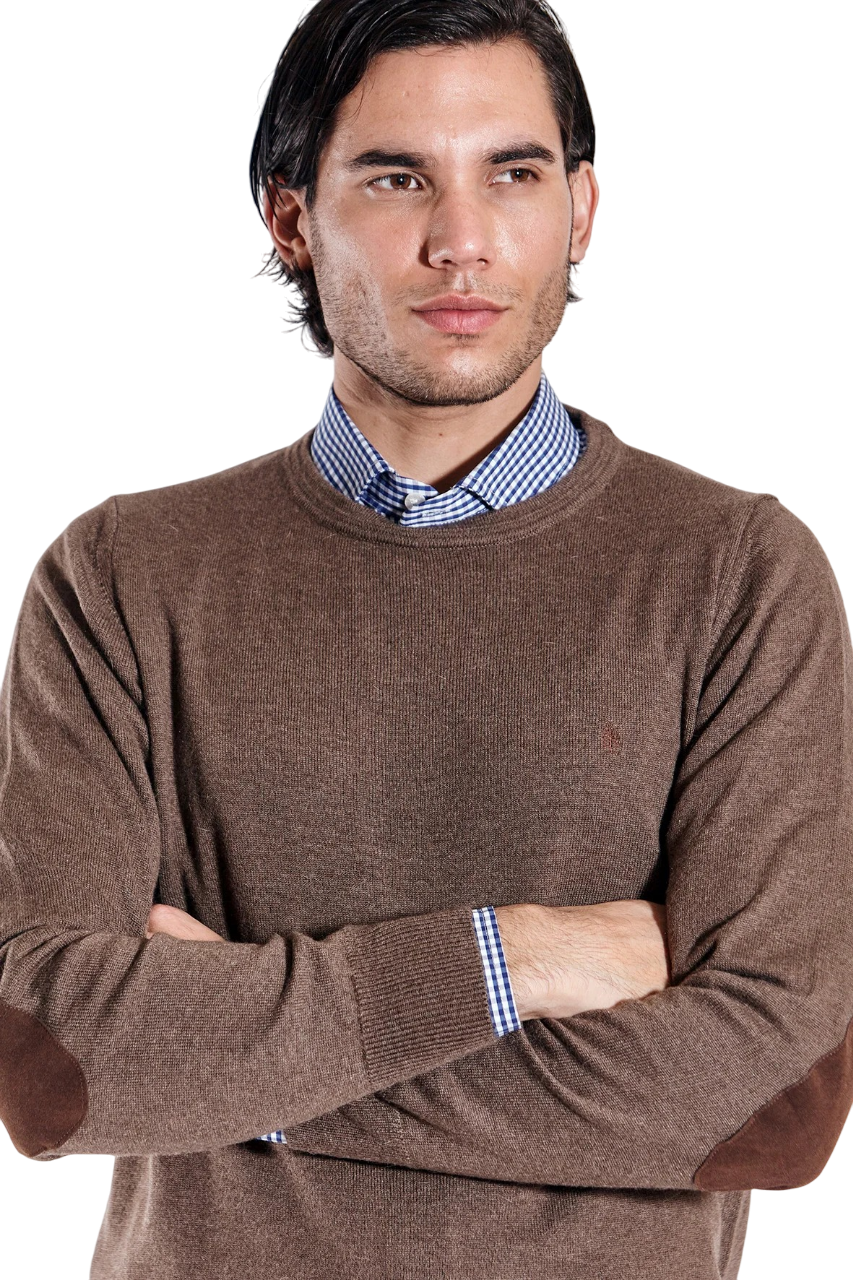 Sweater liso escote redondo con codera de gamuza lana liviana