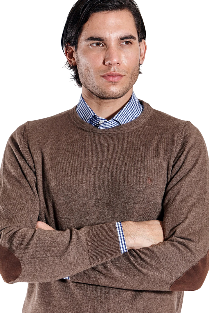 Sweater liso escote redondo con codera de gamuza lana liviana