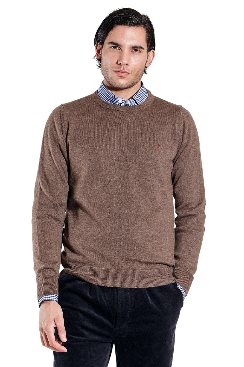 Sweater liso escote redondo con codera de gamuza lana liviana
