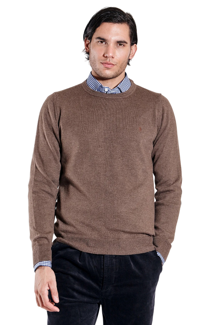 Sweater liso escote redondo con codera de gamuza lana liviana