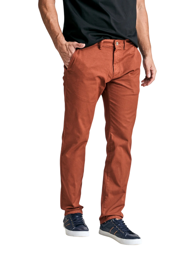 Pantalon regular basico sin pinzas gabardina