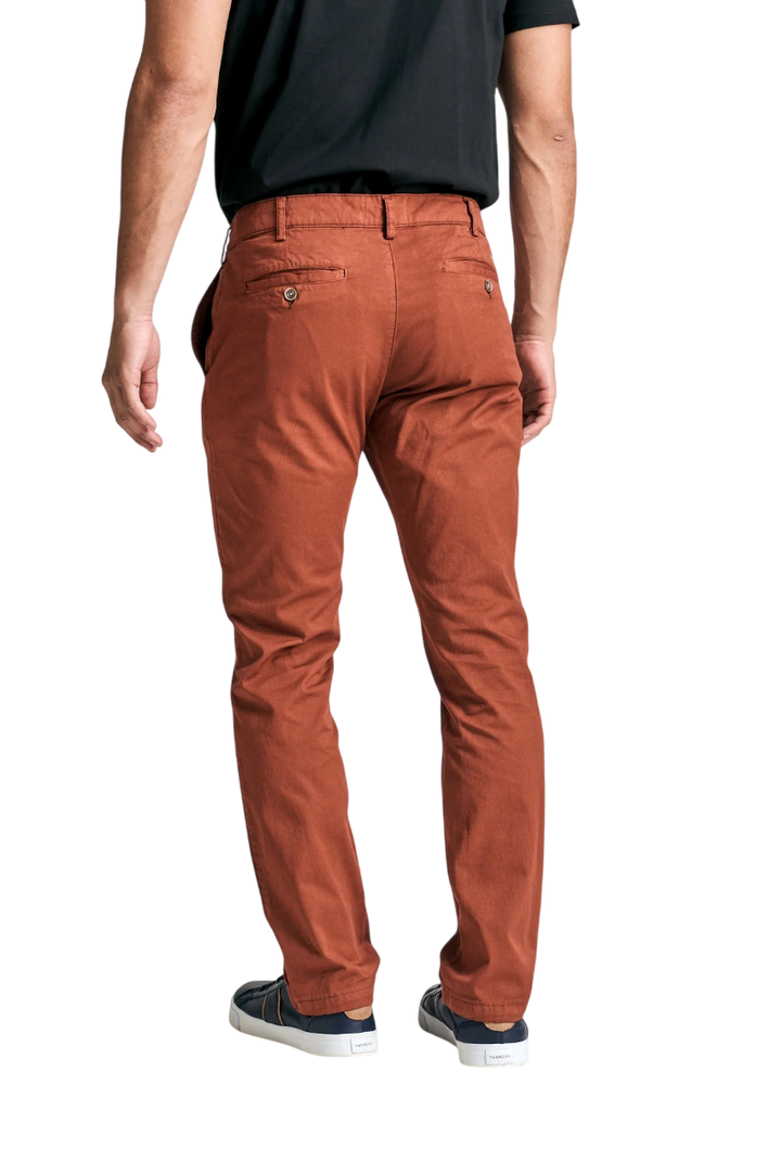 Pantalon regular basico sin pinzas gabardina