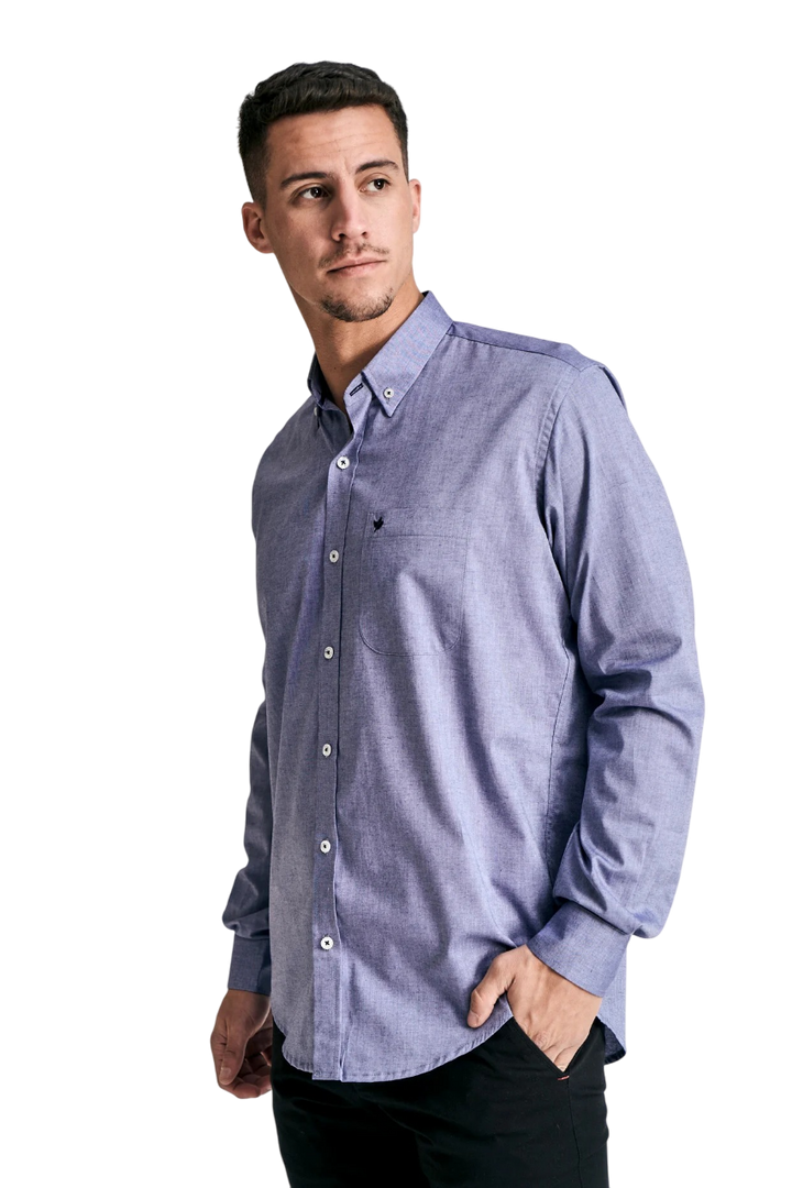 Camisa mangas largas clasica con tirilla en bajo cuello y bolsillo fil a fil