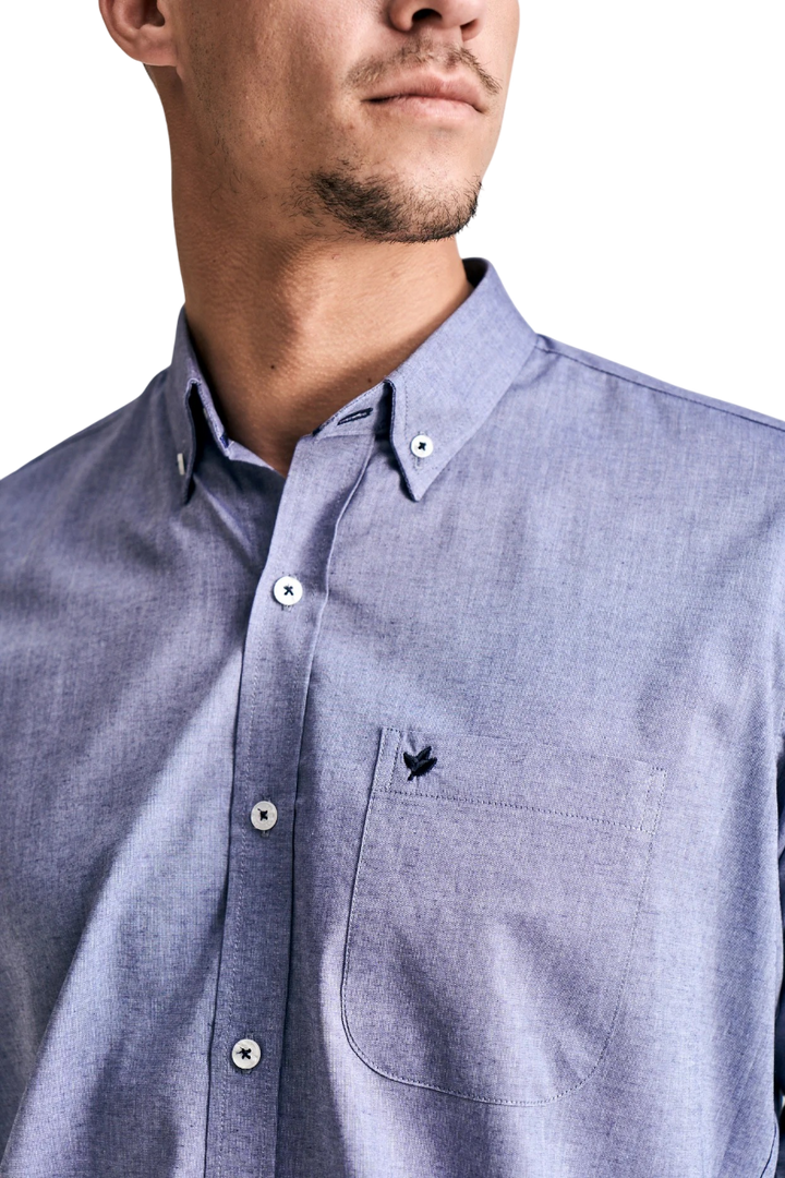 Camisa mangas largas clasica con tirilla en bajo cuello y bolsillo fil a fil