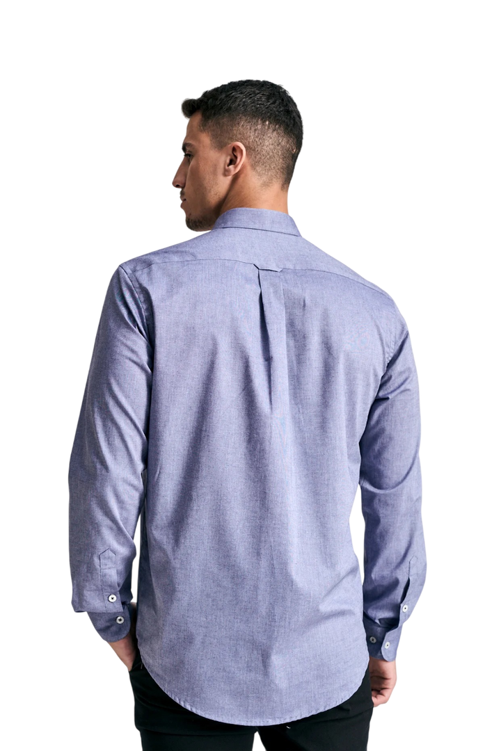 Camisa mangas largas clasica con tirilla en bajo cuello y bolsillo fil a fil
